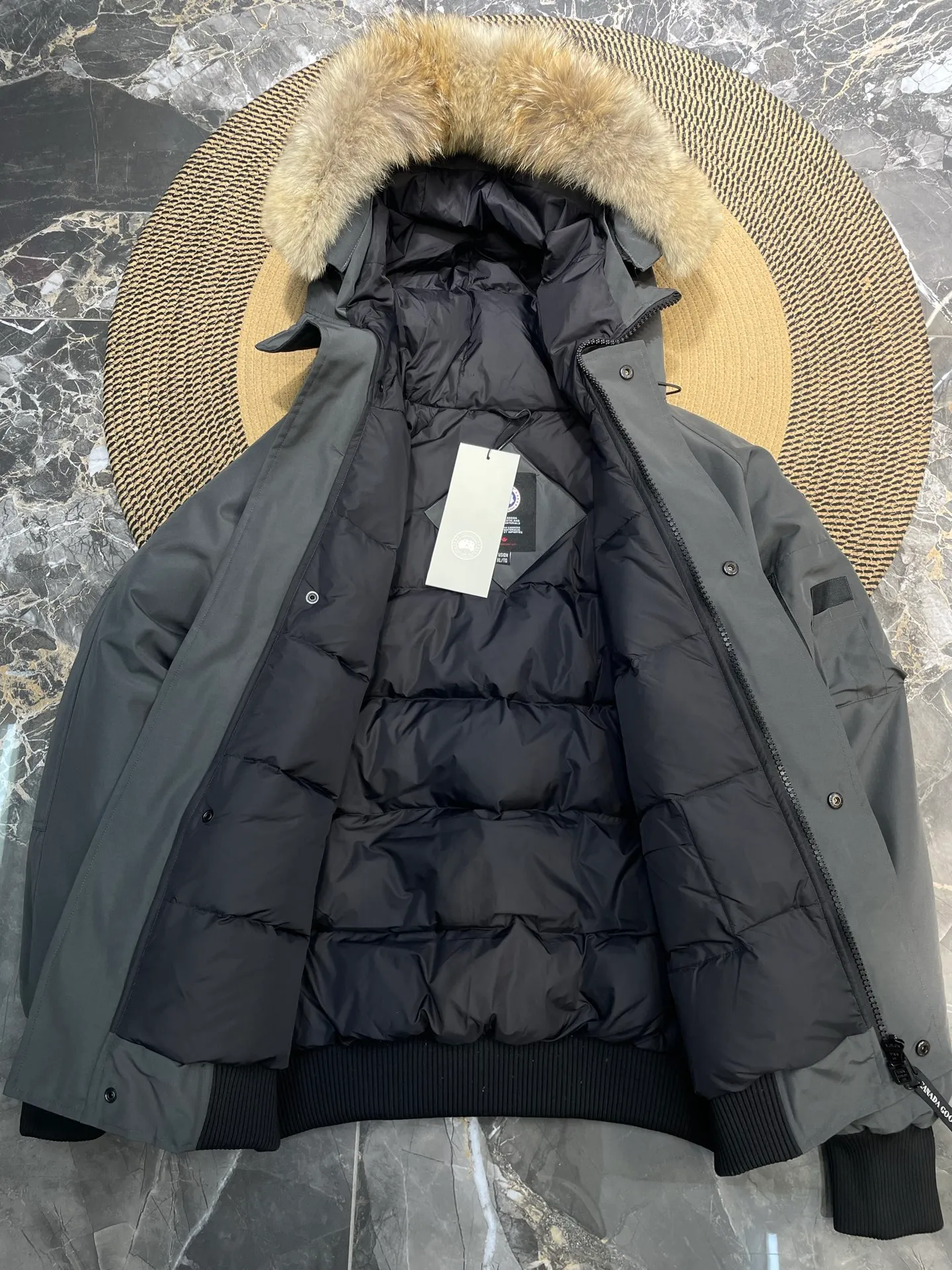 P780 high-end version Canada Goose Canada Goose #Chilliwack 7999M bomber jacket short down jacket/01 model #Men and Women Same Style# ➖ Genuine synchronous anti-counterfeiting chip sensor! ➖ Imported 21S polyester-cotton blended original fabric [last year’s 16S/18S hard fabrics have been completely eliminated, this year all use 21S genuine synchronous fabrics, the soft mid-strap feels delicate and textured], genuine synchronous Feather-Light 10D waterproof coating fabric, made of 84.5 polyester fiber and 15.5 cotton, 100% the best feel in the entire network! ➖ The genuine official website is synchronized with the national standard 80 white duck down, you can check the official website customer service, there will never be a series of misleading claims such as 90 down or goose down! ➖ Using the best nylon lining with double double-layer sealing design, velvet-proof No. 7 needle + grid-filled down ready-made garments, there is 100% no so-called velvet running! ➖ The cuffs are designed with thickened seamless threads, and the collar and pockets are lined with top-quality polar fleece to keep you warm and comfortable! ➖ Yoshida YKK provides original custom-made electroplated sliders. YKK two-way lockable zippers are tight and smooth and will not peel off paint! ➖ 3M composite guarantees that the Velcro is the same as the original, durable, and all accessories and hardware are custom-made! ➖ Imported BEHRINGER embroidery machine to customize the 10,000-needle embroidery logo, 98% of which can be reproduced to restore the original logo. You can check and compare on the official website! ➖ The fur collars are all made of large pieces of Western Canadian blue wolf hide, ensuring that each fur collar is 13-15cm wide!   Size:XS-XXL